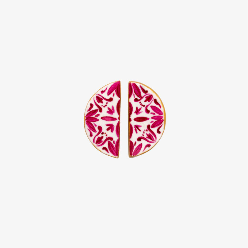 Stud earrings with fuchsia half-moon majolica