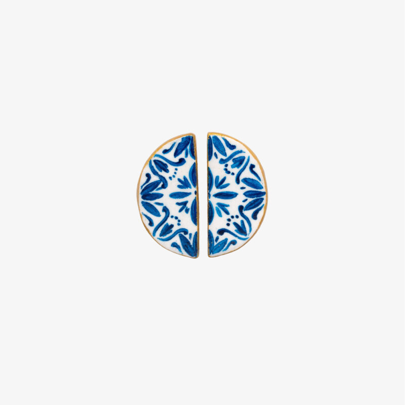 Stud earrings with blue half-moon majolica