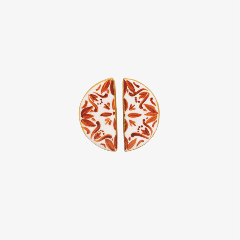 Stud earrings with orange half-moon majolica